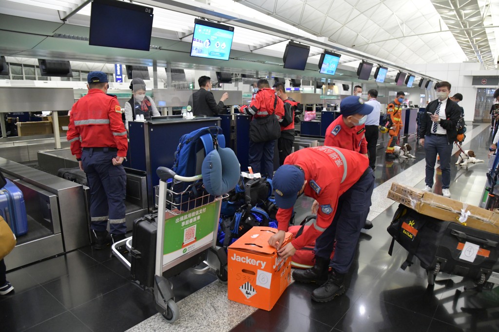 内地民间组织深圳公益救援队首批六人经香港机场前往土耳其灾区救援。(徐裕民摄)
