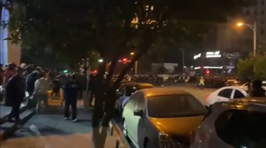 警方出動大量警力應對。 警方出動大量警力應對。