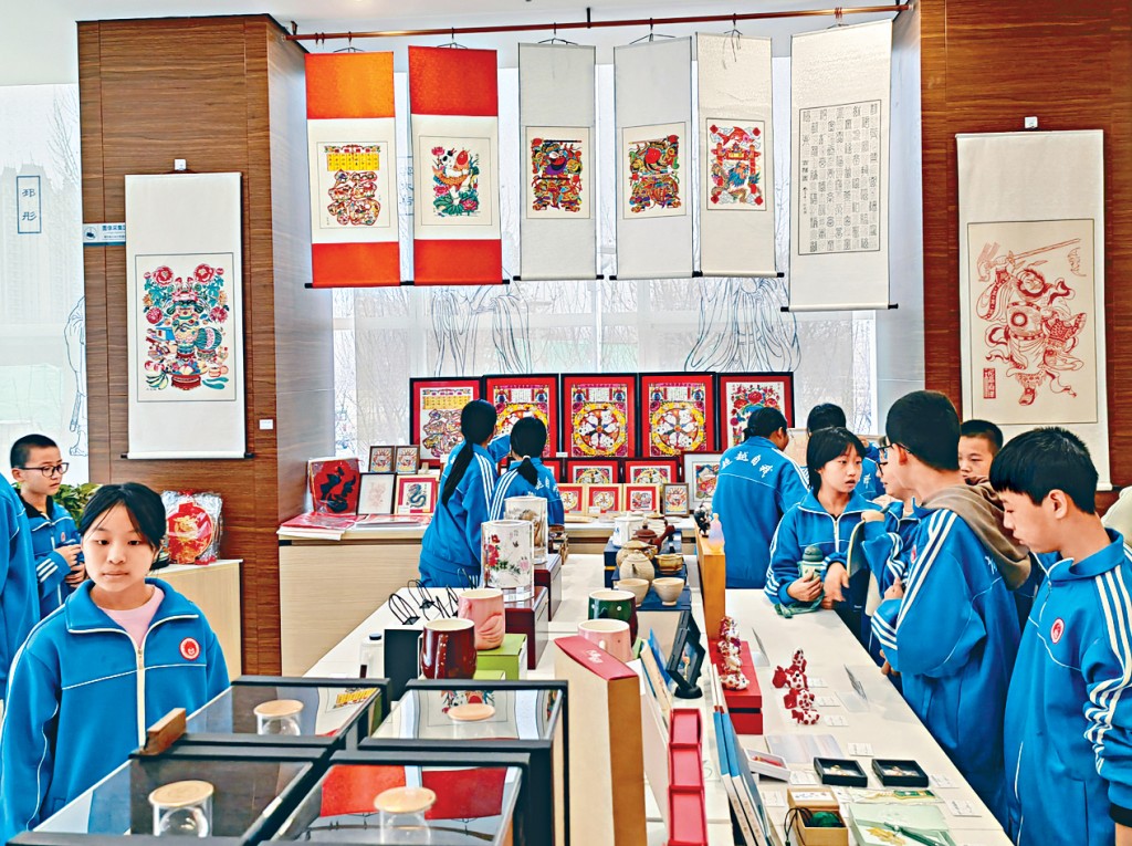 河北衡水一學校學生在博物館進行研學參觀。