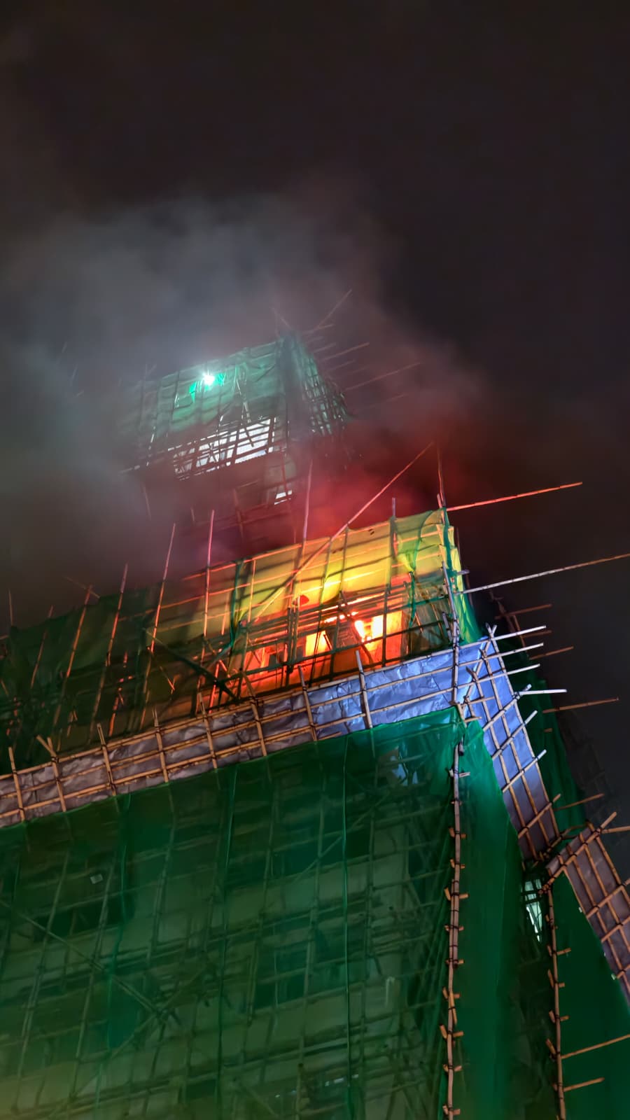 佐敦渡船街文苑樓高層發生火警，事發時火光熊熊。黃文威攝