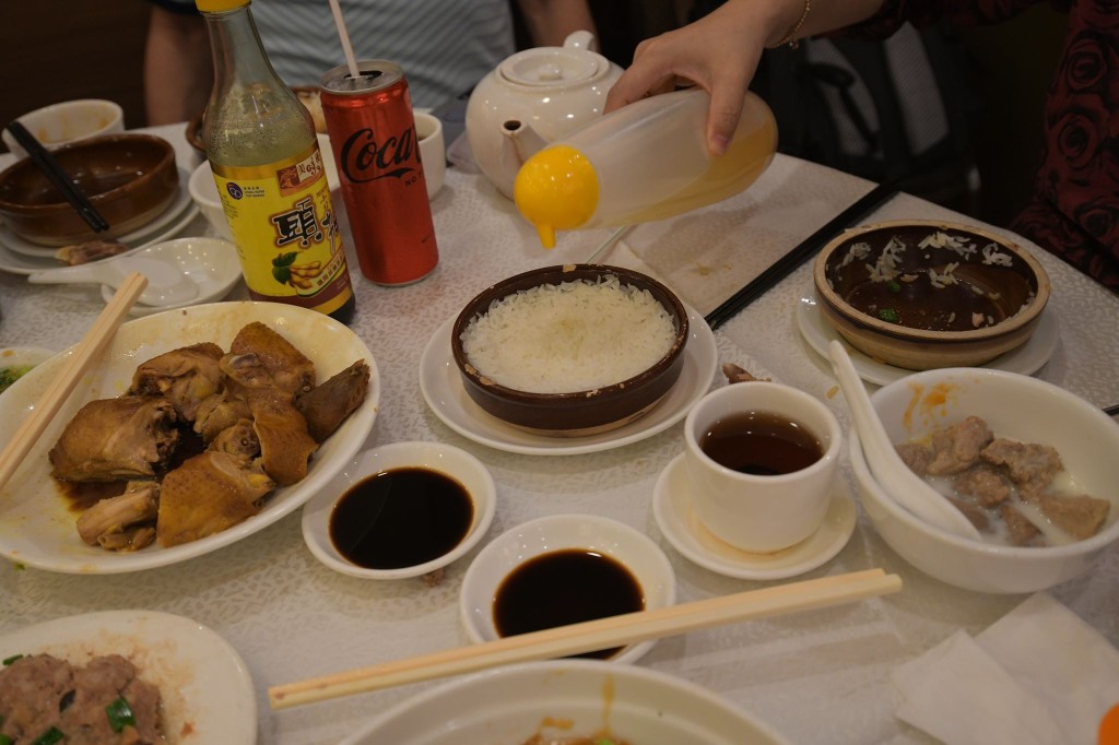 大榮華的拿手名菜有五味雞、豬油拌飯、炒長遠等。