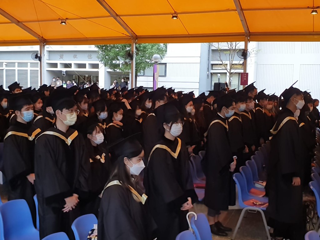 早前發生更改校徽風波的中文大學，今早舉行畢業禮。