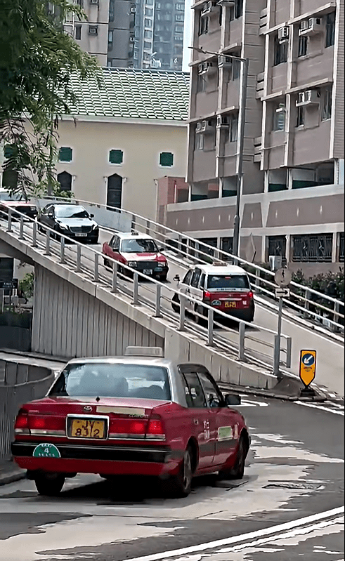 的士逆駕駛上般咸道天橋。fb：全港交通關注組🇭🇰