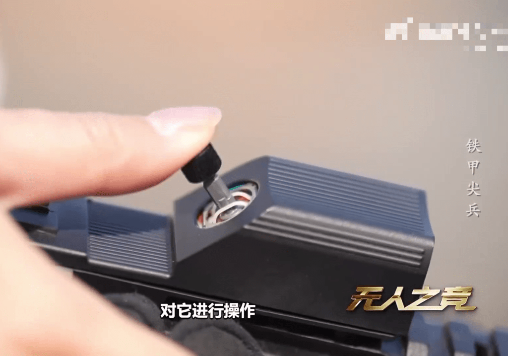 手枪上的电子握把也可操控机械狼。