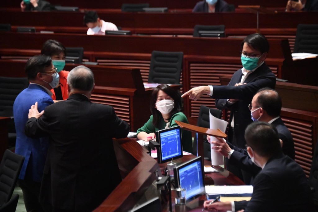 有民主派議員抗議。