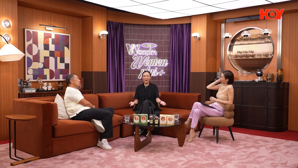 吳綺莉作客 HOY TV 節目《九運會客室2》,與主持伍詠薇、Brian李凱賢暢談母女關係與未婚產女的往事。 吳綺莉作客 HOY TV 節目《九運會客室2》,與主持伍詠薇、Brian李凱賢暢談母女關係與未婚產女的往事。