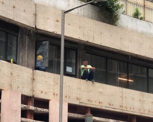 男子危坐簷篷。 香港突發事故報料區FB/網民So Kh圖