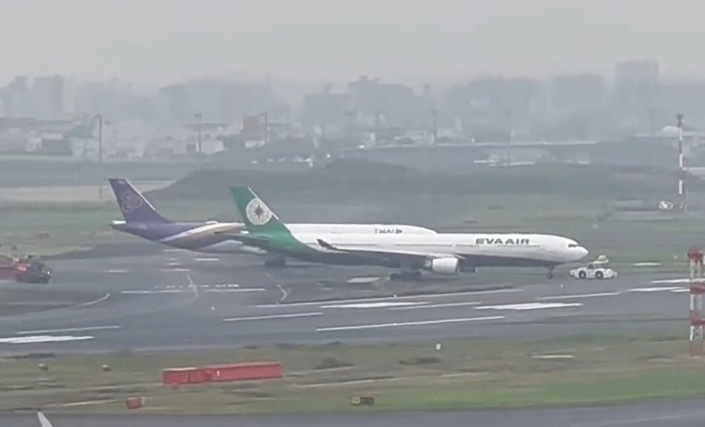 泰航與長榮客機羽田機場擦撞。twitter