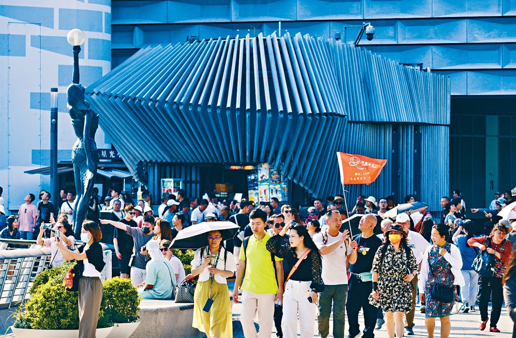 今年首季共錄得1123萬人次旅客訪港，按年增加1.5倍。