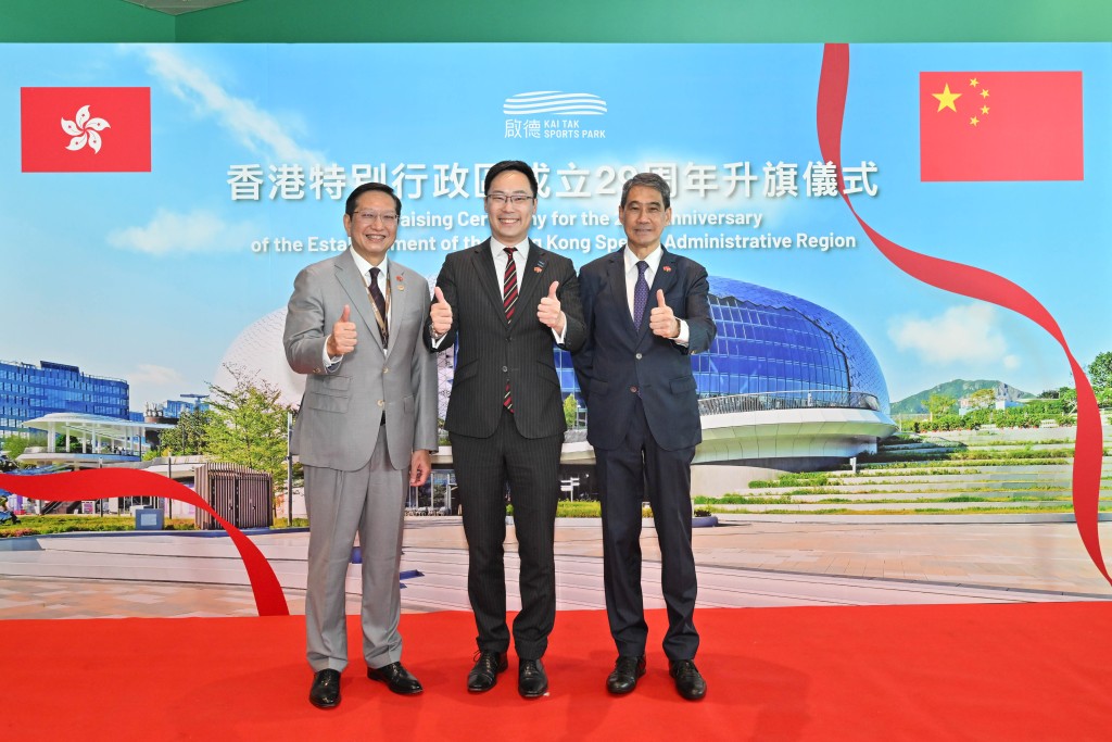 文化體育及旅遊局體育專員蔡健斌出席升旗儀式,與一眾嘉賓合照。 文化體育及旅遊局體育專員蔡健斌出席升旗儀式,與一眾嘉賓合照。