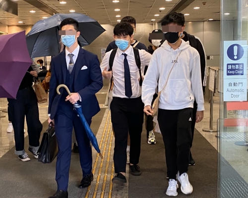 被告陳俊傑(中)。張旭珊攝