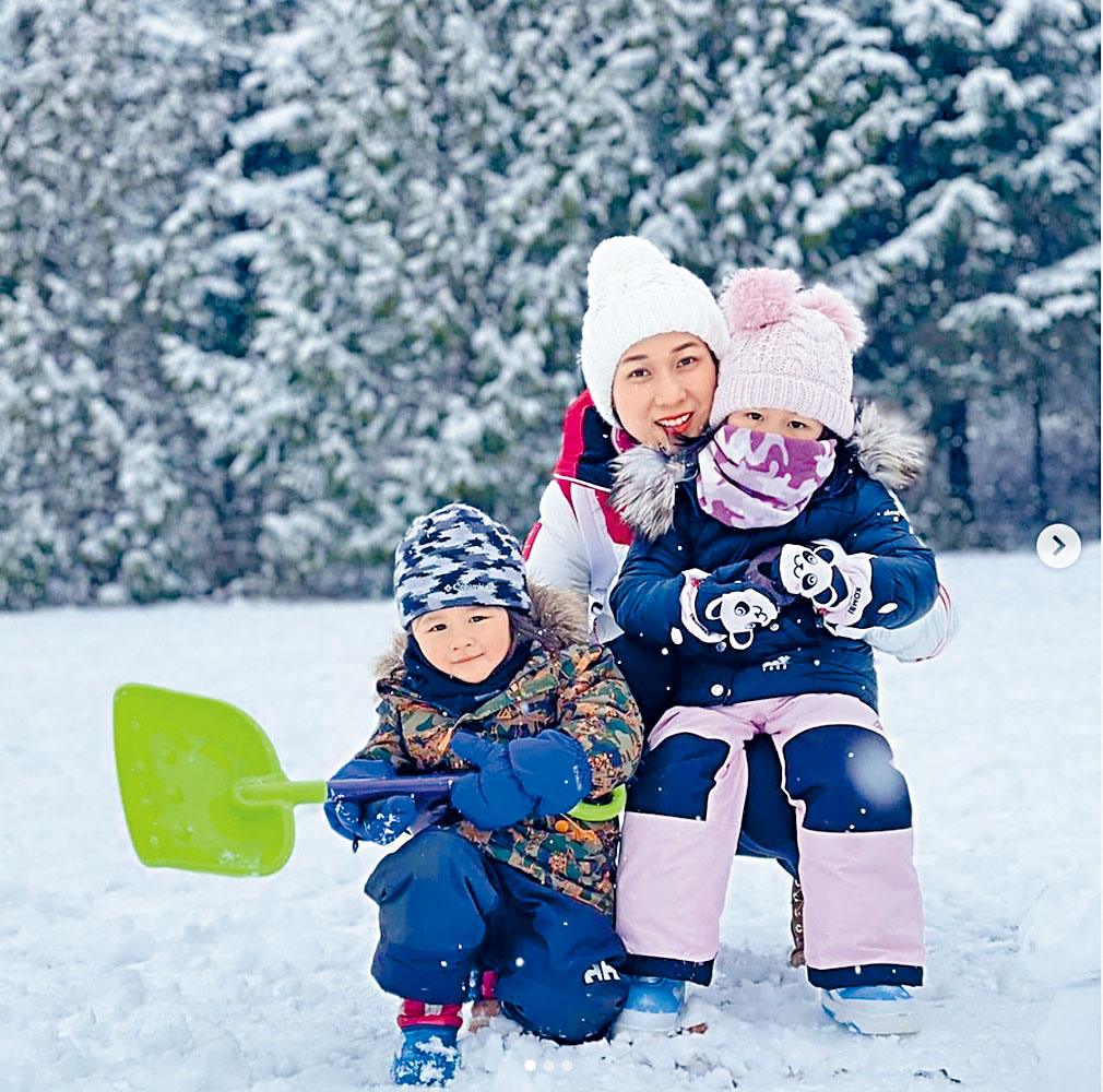 ■鍾嘉欣帶着仔女在雪地砌雪人，盡享親子樂。