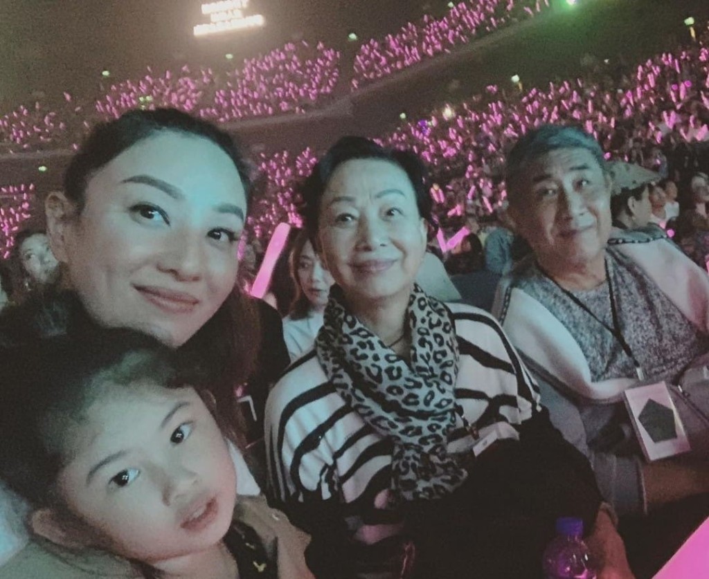 鄭希怡與父母一起回內地安居樂業。