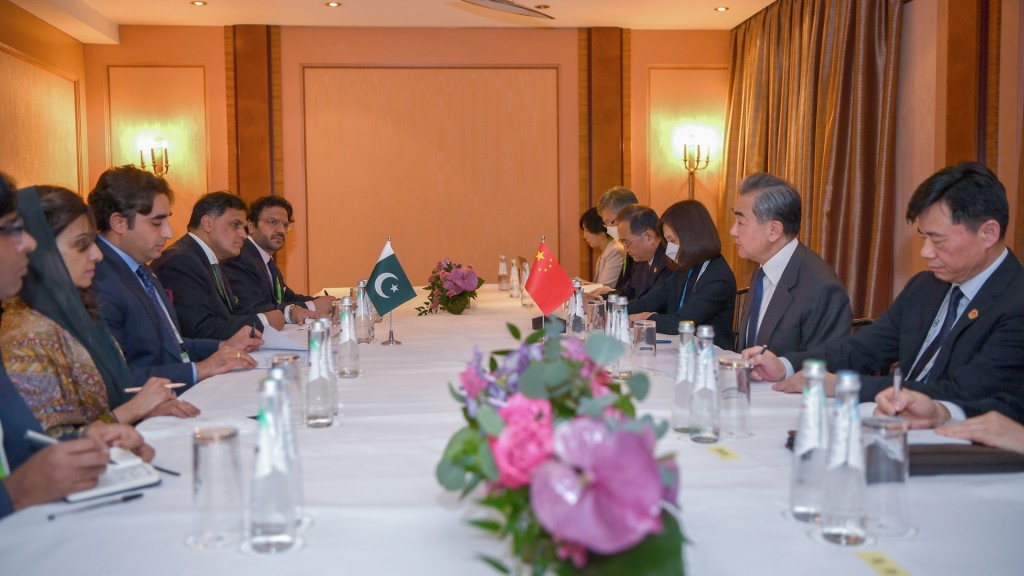 王毅出席慕尼黑安全會議期間與比拉瓦爾會面。新華社