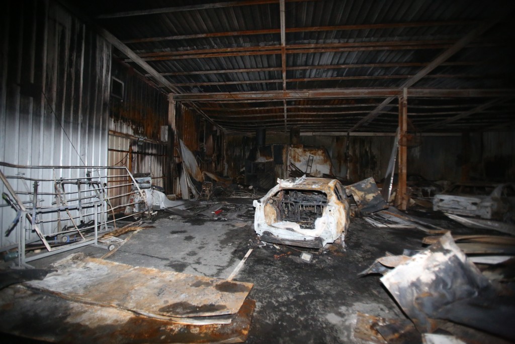 入夜後車房解封，可見裏面被燒至盡毀。