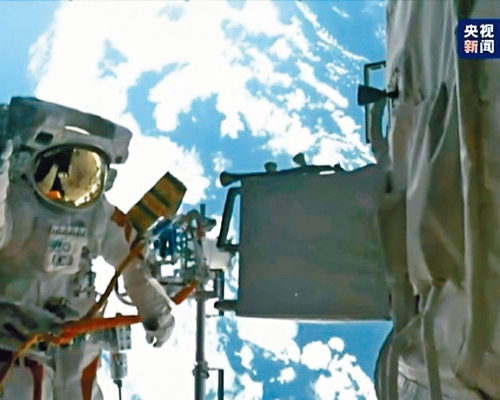 ■聶海勝站在機械臂上，背景是地球。