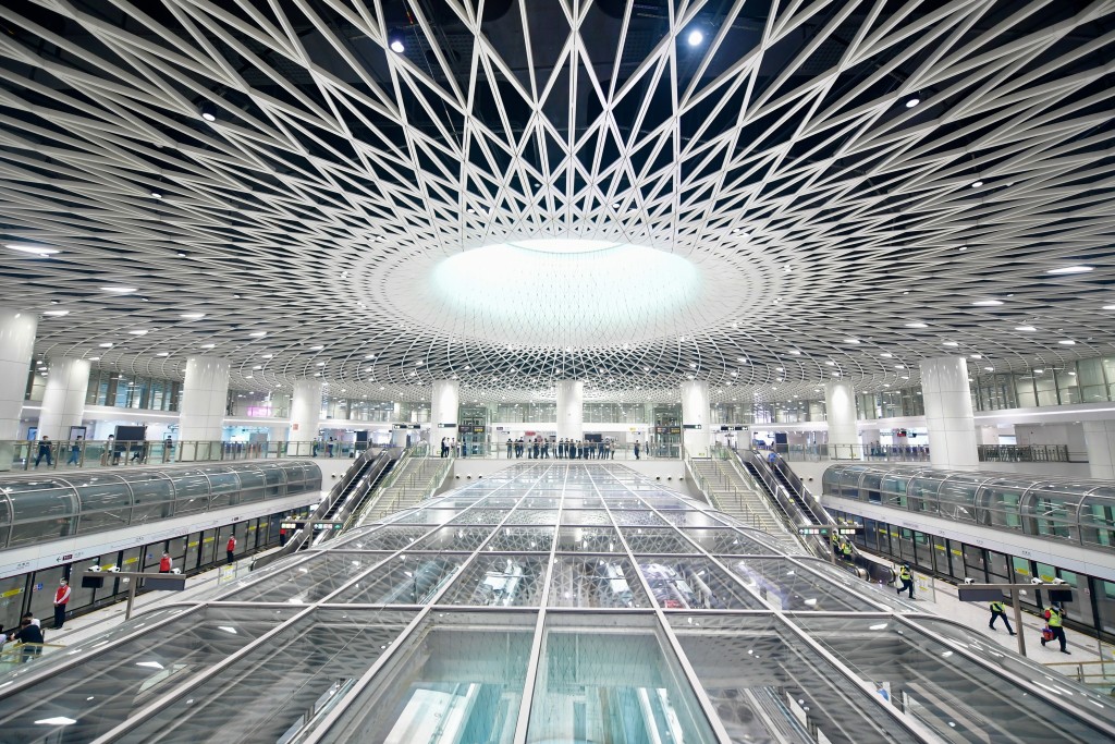 有「深圳之眼」之称的深圳岗厦北地铁枢纽，被誉为是为深圳打造的璀璨艺术品。