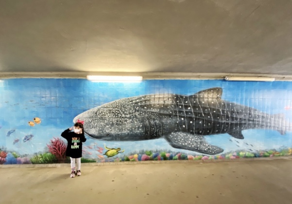 穿過隧道時可欣賞十分漂亮的鯨鯊、海洋世界壁畫。
