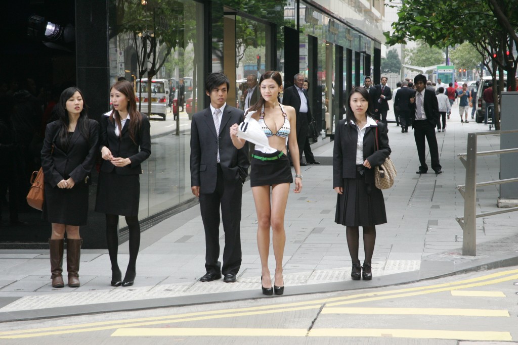 周秀娜当时更在中环脱衣拍广告。