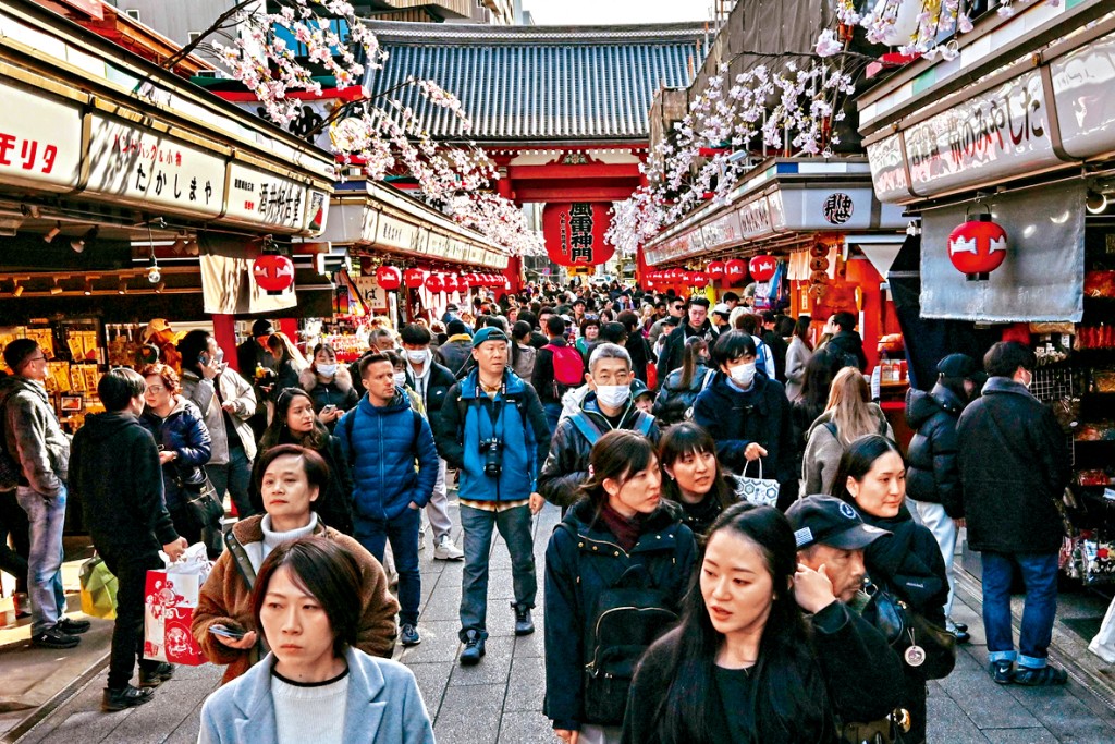 東京淺草寺仲見世商店街人山人海。