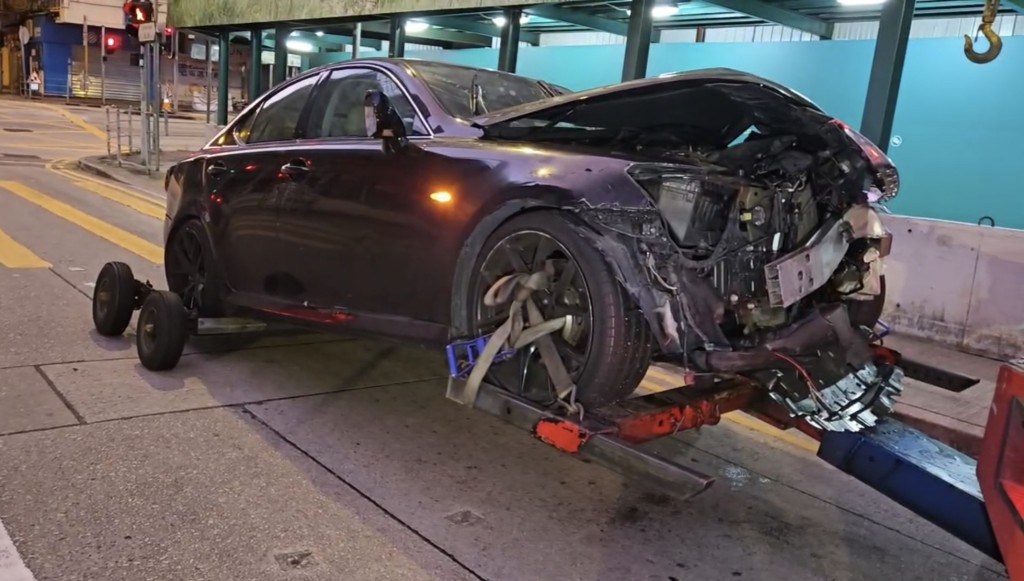 凌志私家車車頭損毀。
