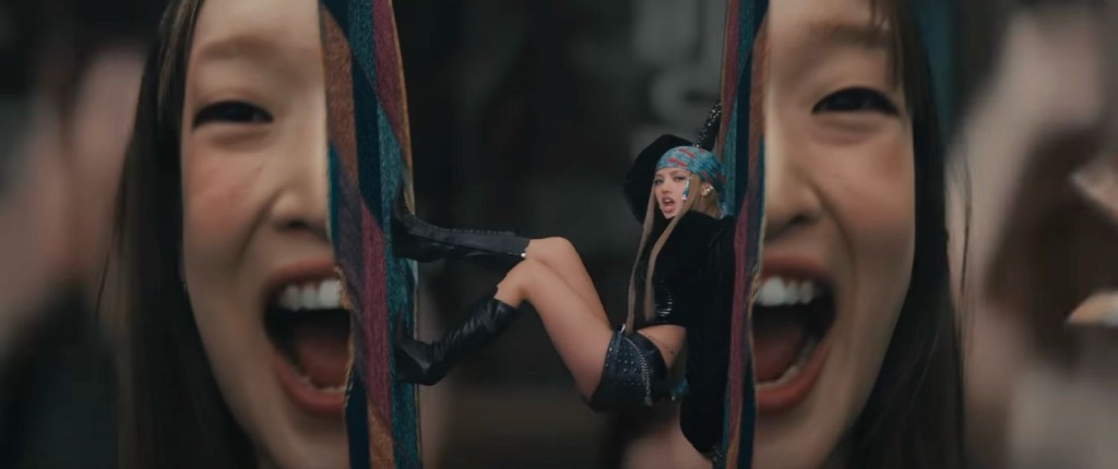 BLACKPINK新歌《Jump》MV，Lisa在切開的人臉中跳舞。