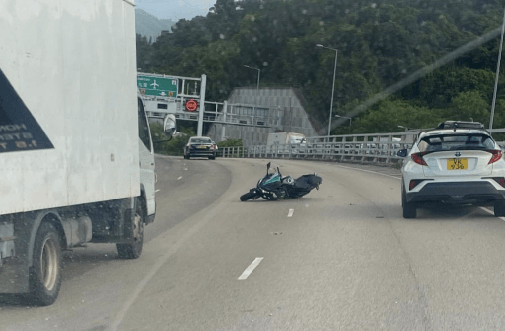 從社交平圖片可見,車禍後,梁女的電單車橫亙路中。facebook群組「車cam L(香港群組)」 從社交平圖片可見,車禍後,梁女的電單車橫亙路中。facebook群組「車cam L(香港群組)」