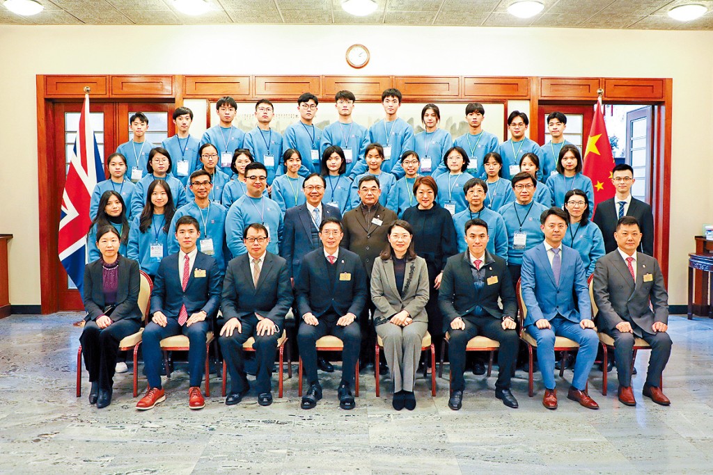 ▲馬清揚主席(前排左四)率領學生大使遠赴倫敦交流,並與中國駐英國大使館蔡豔豔公參(前排右四)、孔祥文參贊(前排左三)及代表會面。