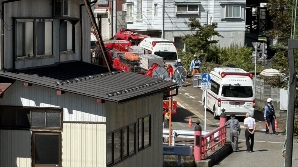 日本棍波車「無人駕駛」衝撞幼稚園散步隊，救護車抵達現場。 @tokamachi_town / X
