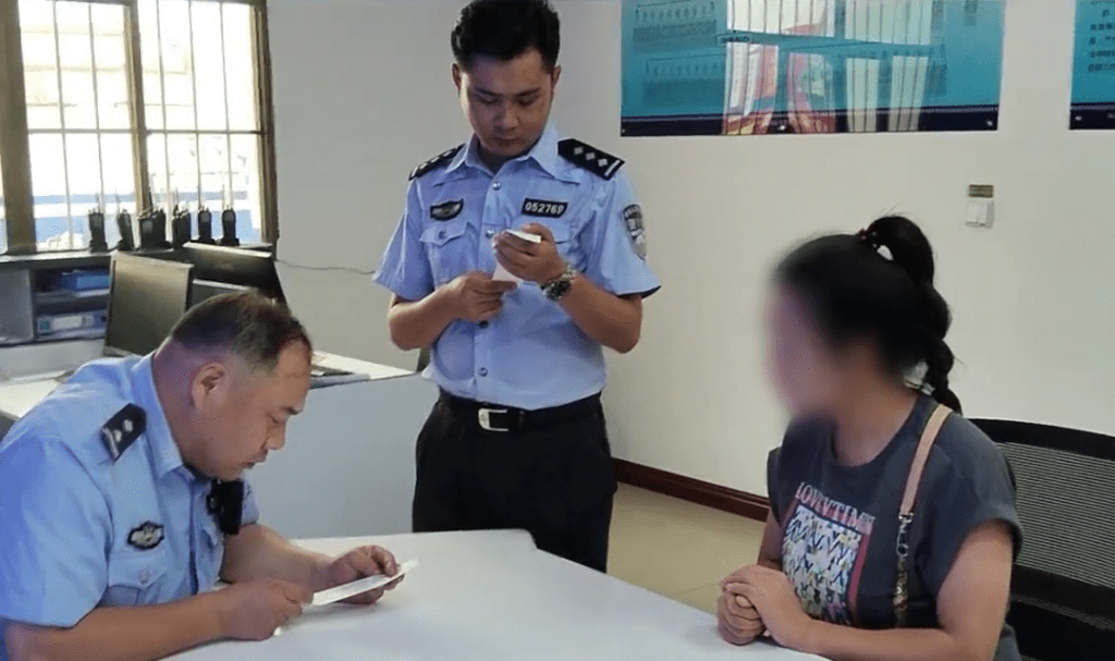 西安女司機揸Benz，兩女童違規「出天窗」，遭檢舉受罰。 西安交警