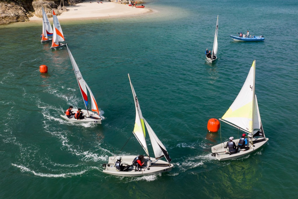 參賽船隻需要鬥快繞過放置在海上的浮標一圈以抵達終點，選手需尋找風源航行，或以戰術及部署阻礙對手衝綫。香港遊艇會圖片