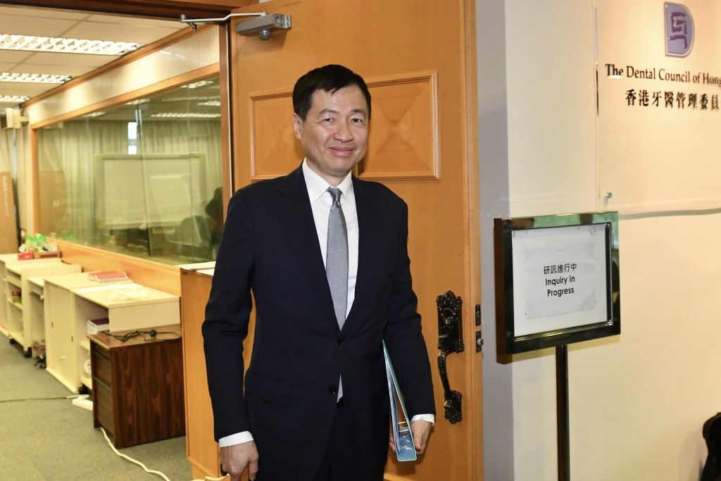眼科醫生饒文杰代表律師莫樹聯資深大律師。