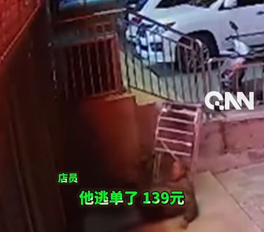 內蒙古有約60歲大叔為了逃單，由足浴店二樓跳落街逃走。抖音＠青島新聞網