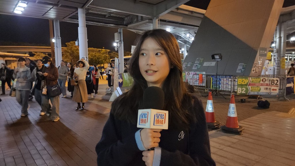 香港居民陳小姐稱，由於香港今年除夕無煙匯演，加上考慮到內地消費較廉宜，都昨日回了深圳消費，去了深圳海上世界，由於明日要返學，故通宵通過回港。黎志偉攝