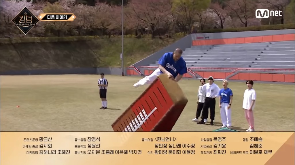 Peniel@BTOB連人帶箱跌落地。