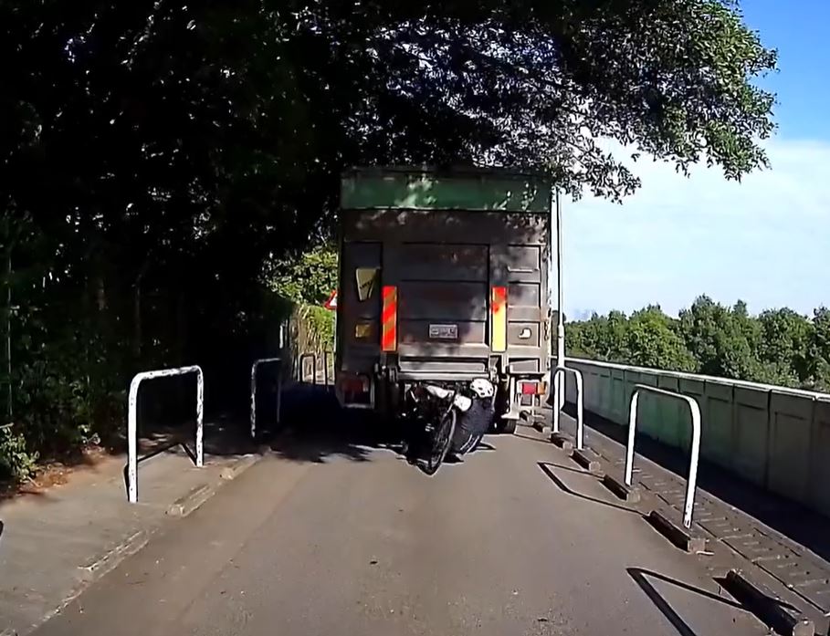单车撞及货车尾板，单车男人仰车翻。fb车cam L（香港群组）影片截图