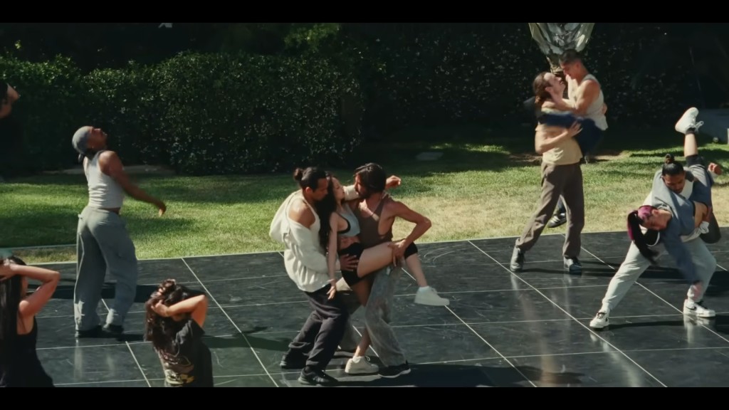 由片段所見Jennie被兩名男舞者圍繞，做出不少貼身動作。