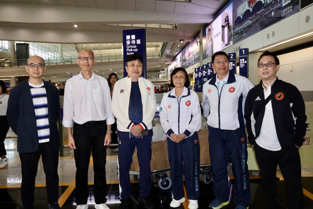 中国香港武术联会及香港大专体育协会到机场迎接世大运武术队代表。 徐嘉华摄