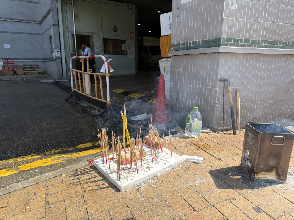 意外現場垃圾站對開擺放香燭悼念死者。梁國峰攝
