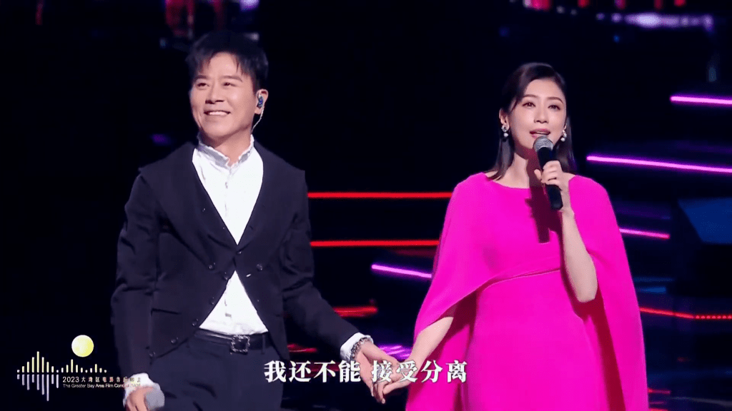 台湾歌手伍思凯（左）与贾静雯。