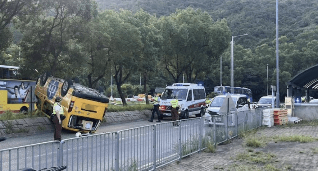 中電客貨車剷上花槽及石壆，「四輪朝天」，司機及乘客一度被困車內。Facebook「東涌friends club」群組