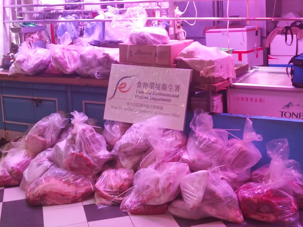 屯門欣田街市一肉檔疑將冷藏牛肉充當新鮮牛肉出售。政府新聞處圖片