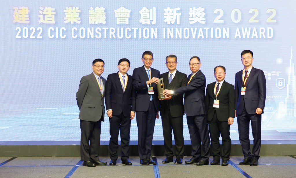財政政司司長陳茂波先生為建造業議會創新獎頒獎。