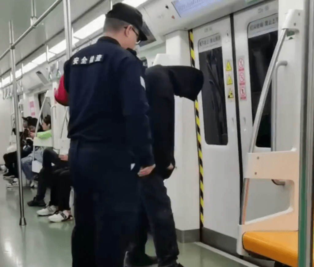 据称西安地铁的保安曾经对「黑衫怪客」进行过了解。