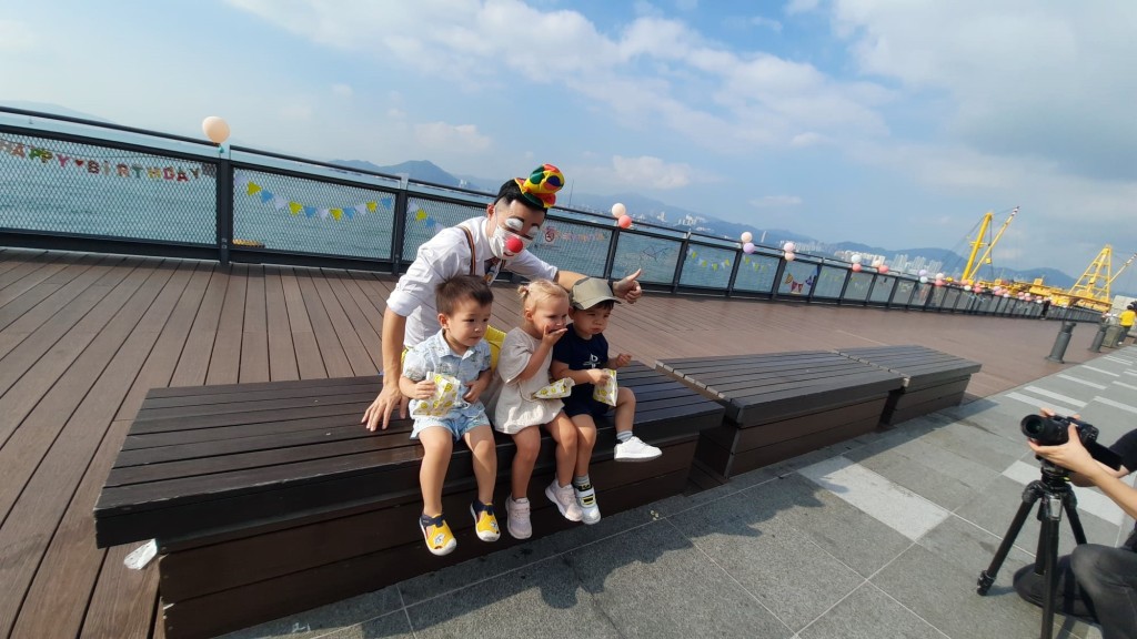 卑路乍灣海濱長廊舉行「生日會」 。