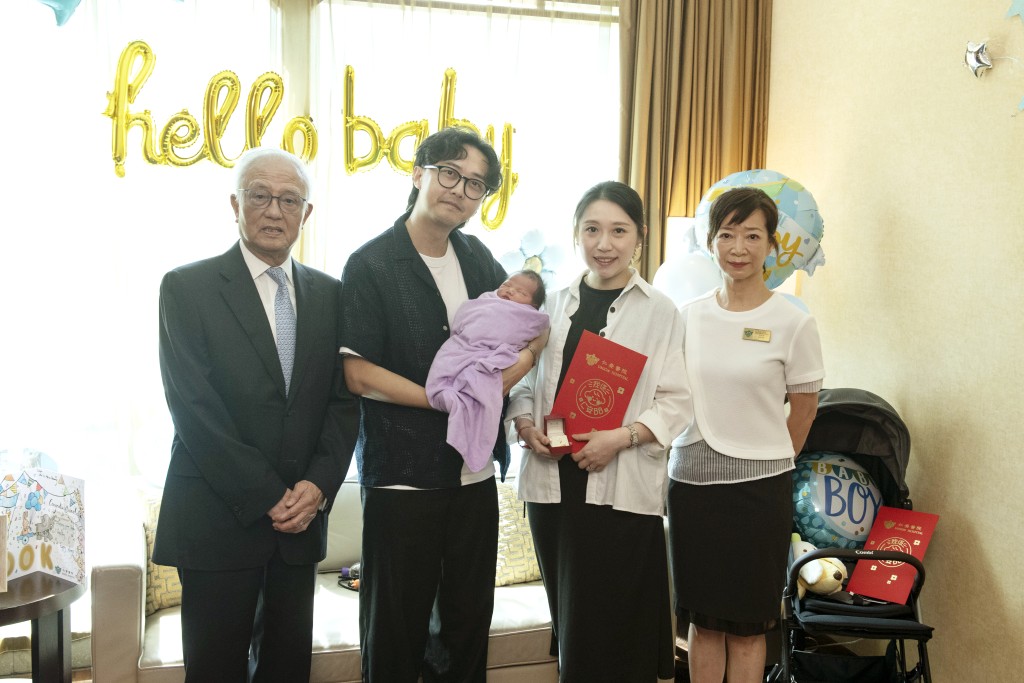 （左一）李繼堯院長及（右一）潘芷琦護理總監為張氏夫婦送上二萬元大利是及「仁安金牌」。