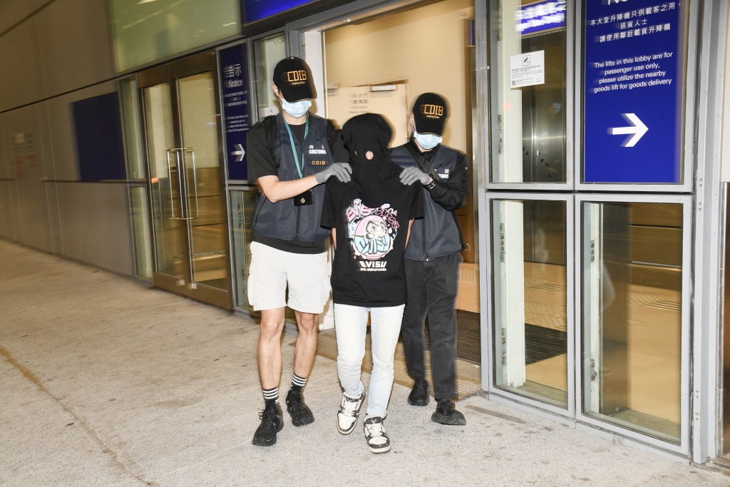 海關拘捕一名21歲收貨男子。 海關拘捕一名21歲收貨男子。