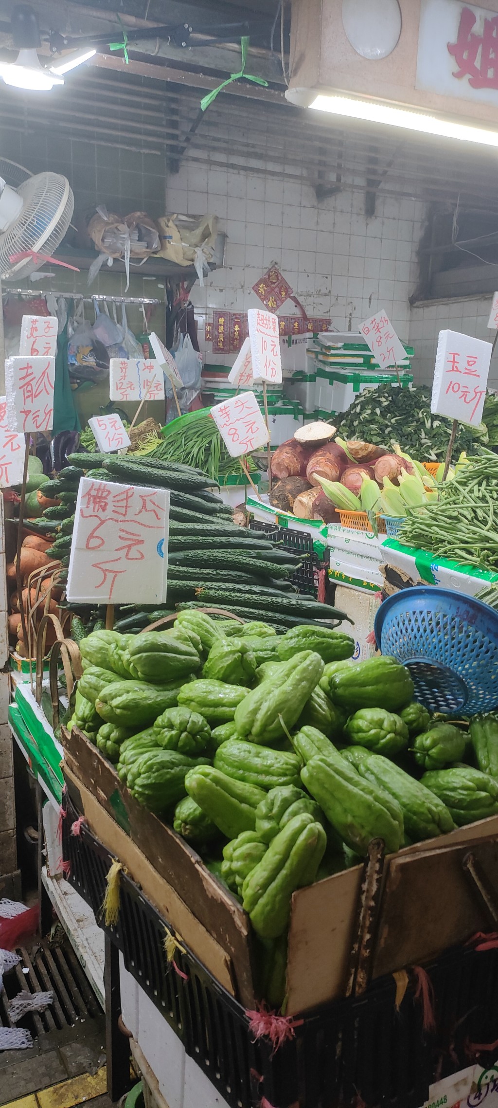 北河街街巿今日菜价未有上涨，佛手瓜每斤6元，青瓜每斤7元，茄子每斤6元。