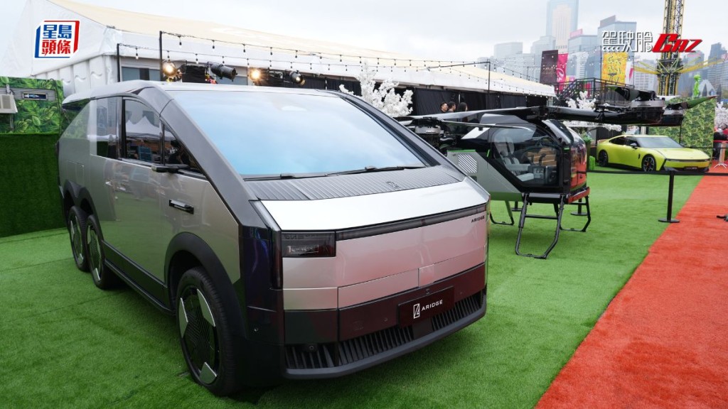 小鵬汽車XPENG在中環舉辦「小鵬香港科技日」，全新P7電動車、「陸地航母」分體式飛行汽車新一代人形機器人IRON齊集展出。