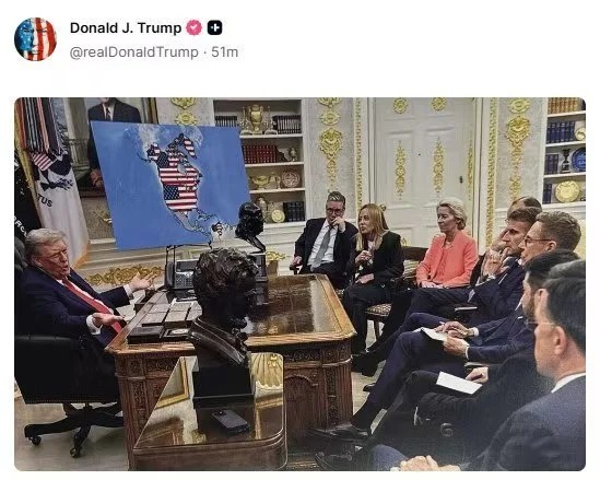 特朗普在白宮與歐洲領導人會面時，展板地圖上的加拿大、格陵蘭島和委內瑞拉均被美國國旗覆蓋。